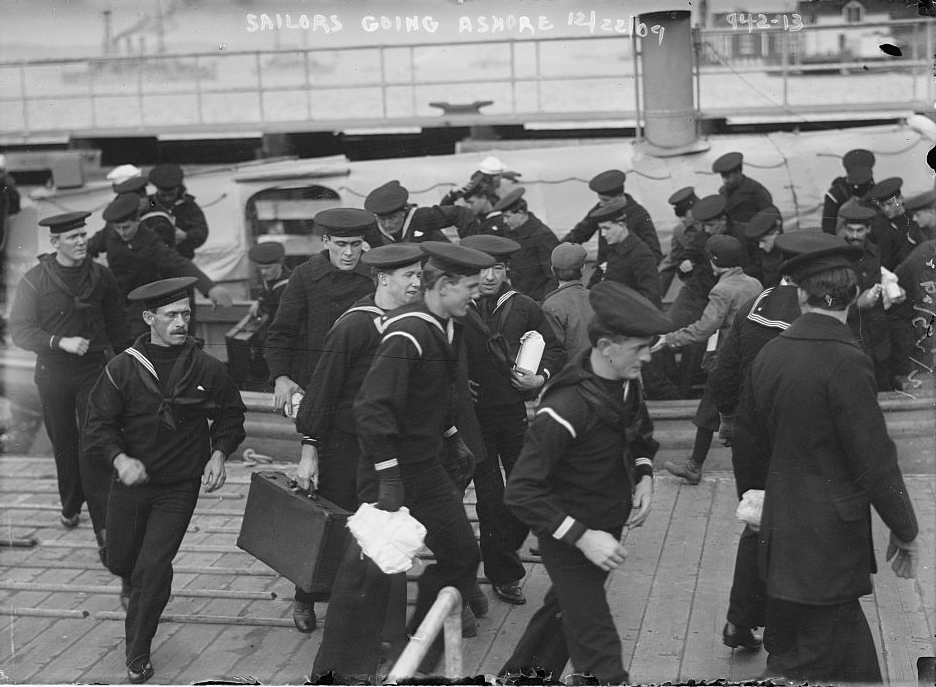 Sailors Hurrying Ashore for Christmas Leave, New York. Bain News Service