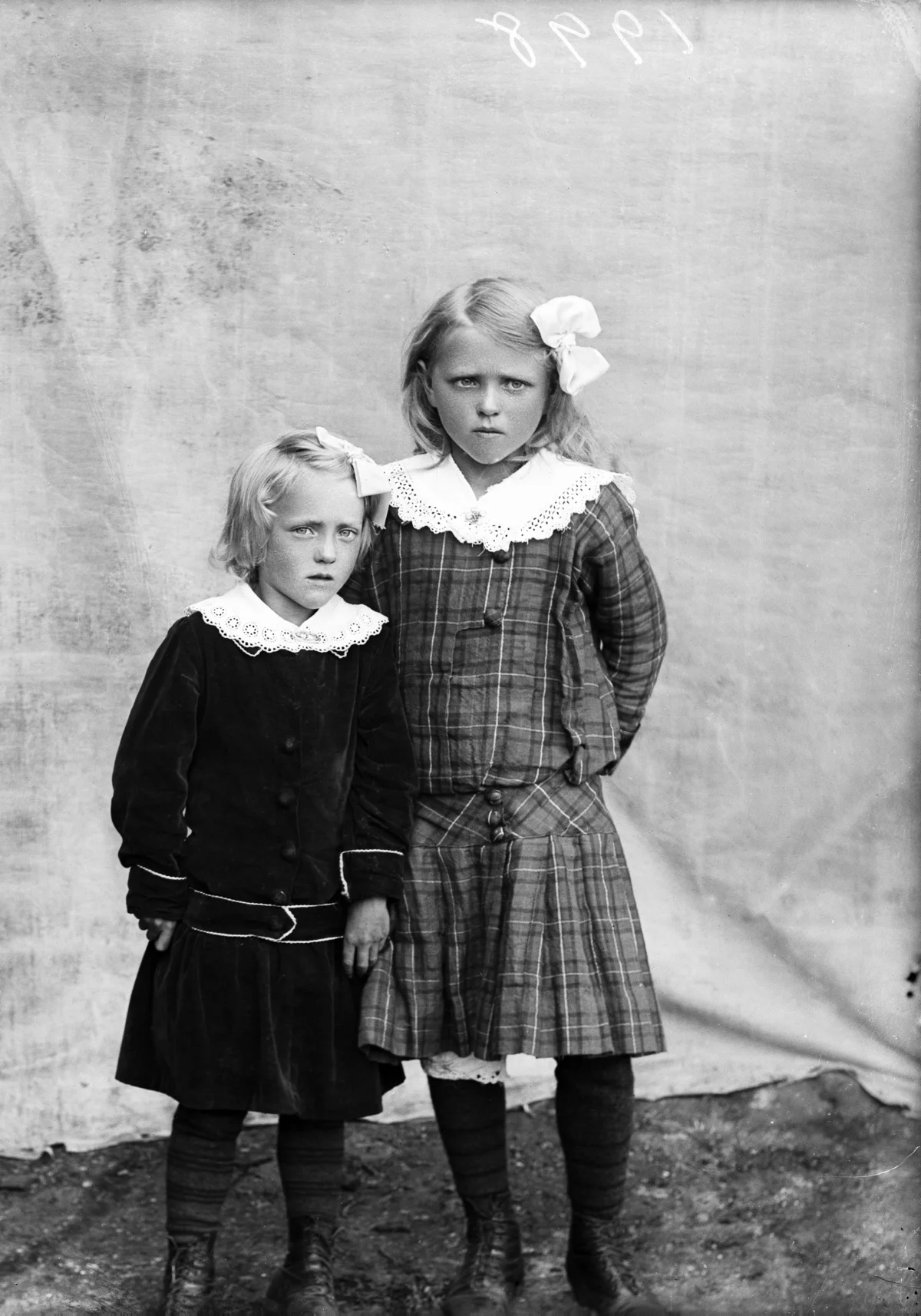 Pétur Leifsson, Little girls in Stykkishólmur, west Iceland, c. 1917.