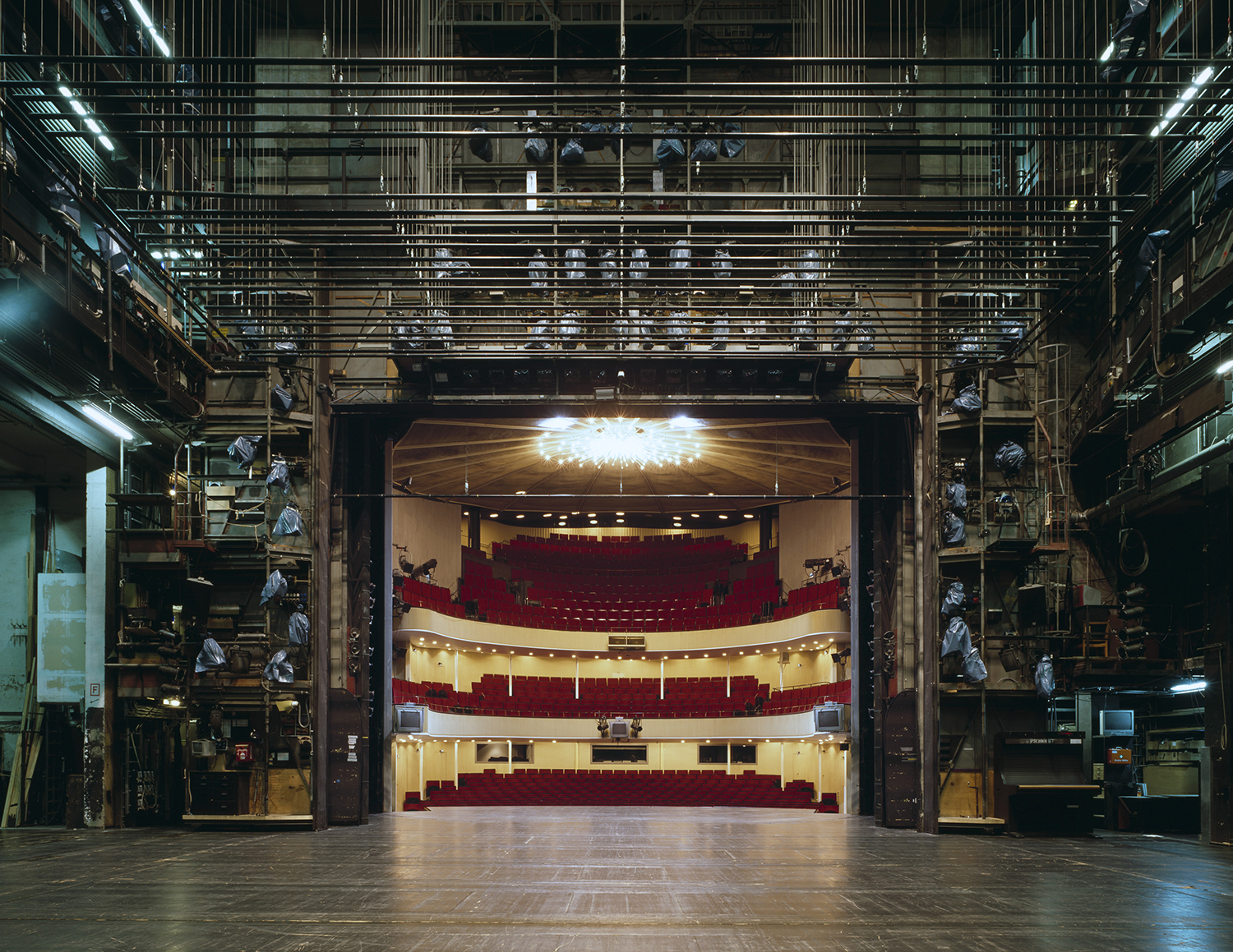 Theaters отзывы. За сценой театра. Двухэтажная сцена. Backstage театр. Закулисье сцены.