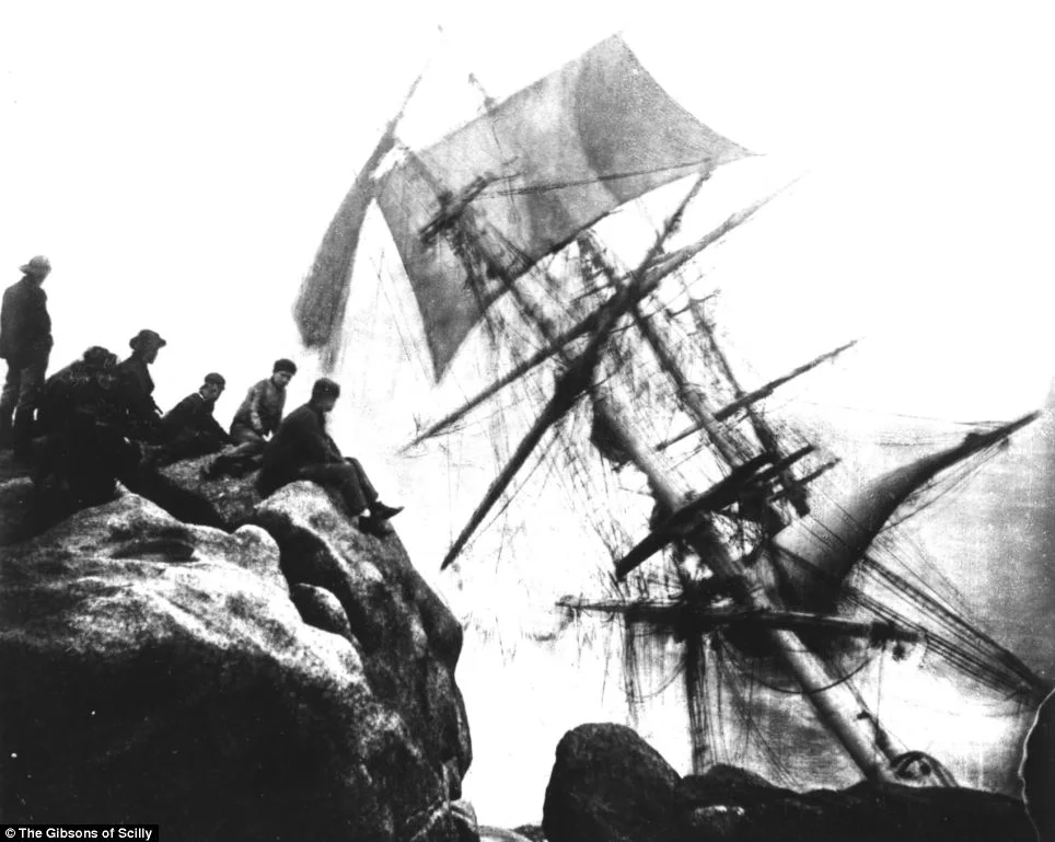 The Minnehaha was shipwrecked in 1874. It struck Peninnis Head rocks while traveling from Peru to Dublin. The ship sank quickly and some of the men drowned in their berths, ten died in total. 