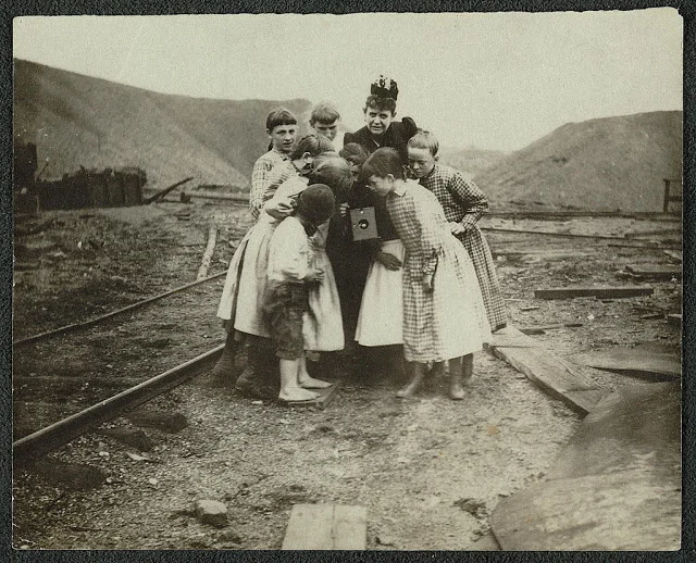 Victorian Women Behind Their Cameras (15).jpg