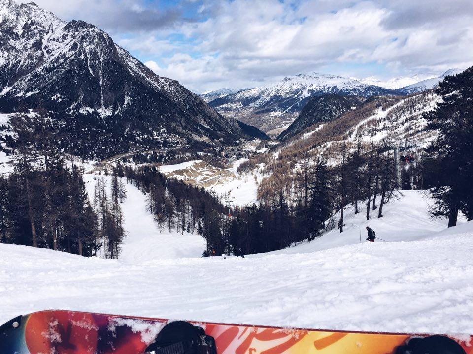 Looking down a red slope in the Alpes after a fall. I tell myself to get my butt up again because quitting here, can't be an option. 