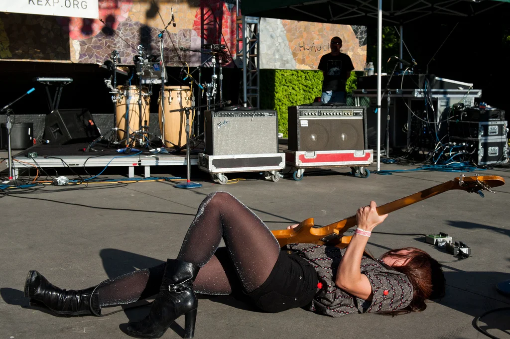 Capsula band live performance official photos psychedelic rock trio coni duchess