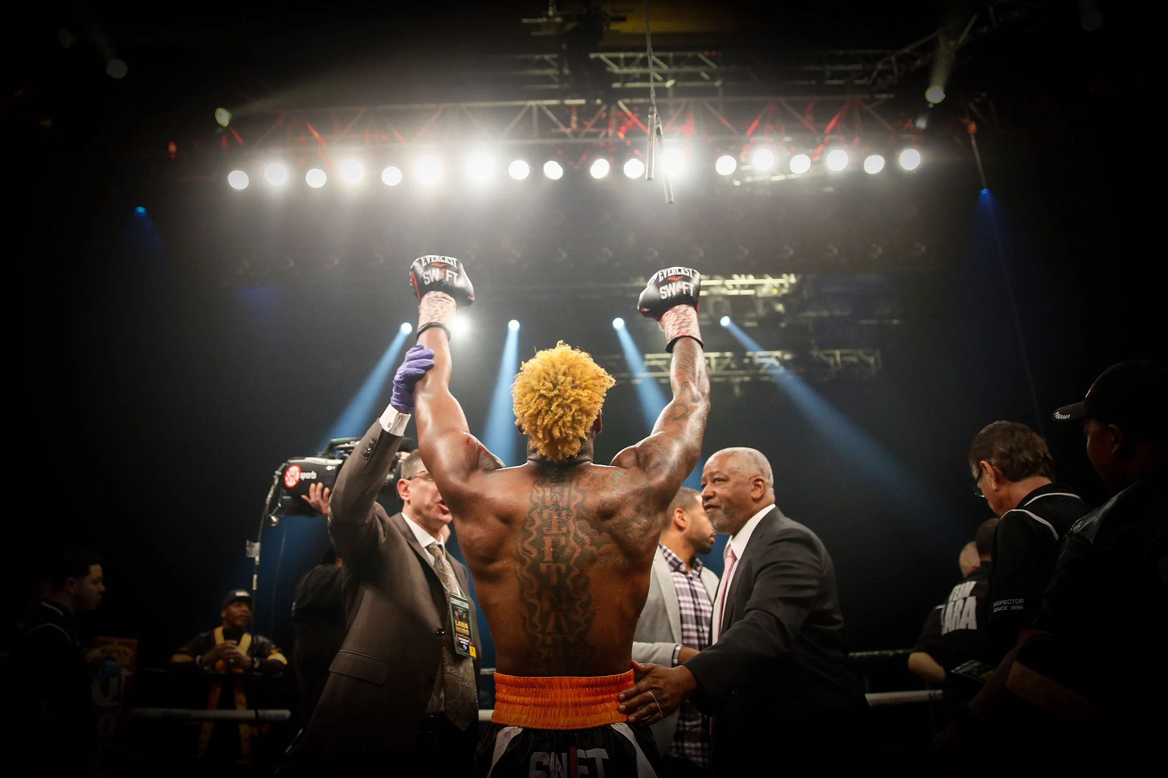 LR_SHO FIGHT NIGHT-LARA VS HURD-TRAPPFOTOS-04072018-2267.jpg