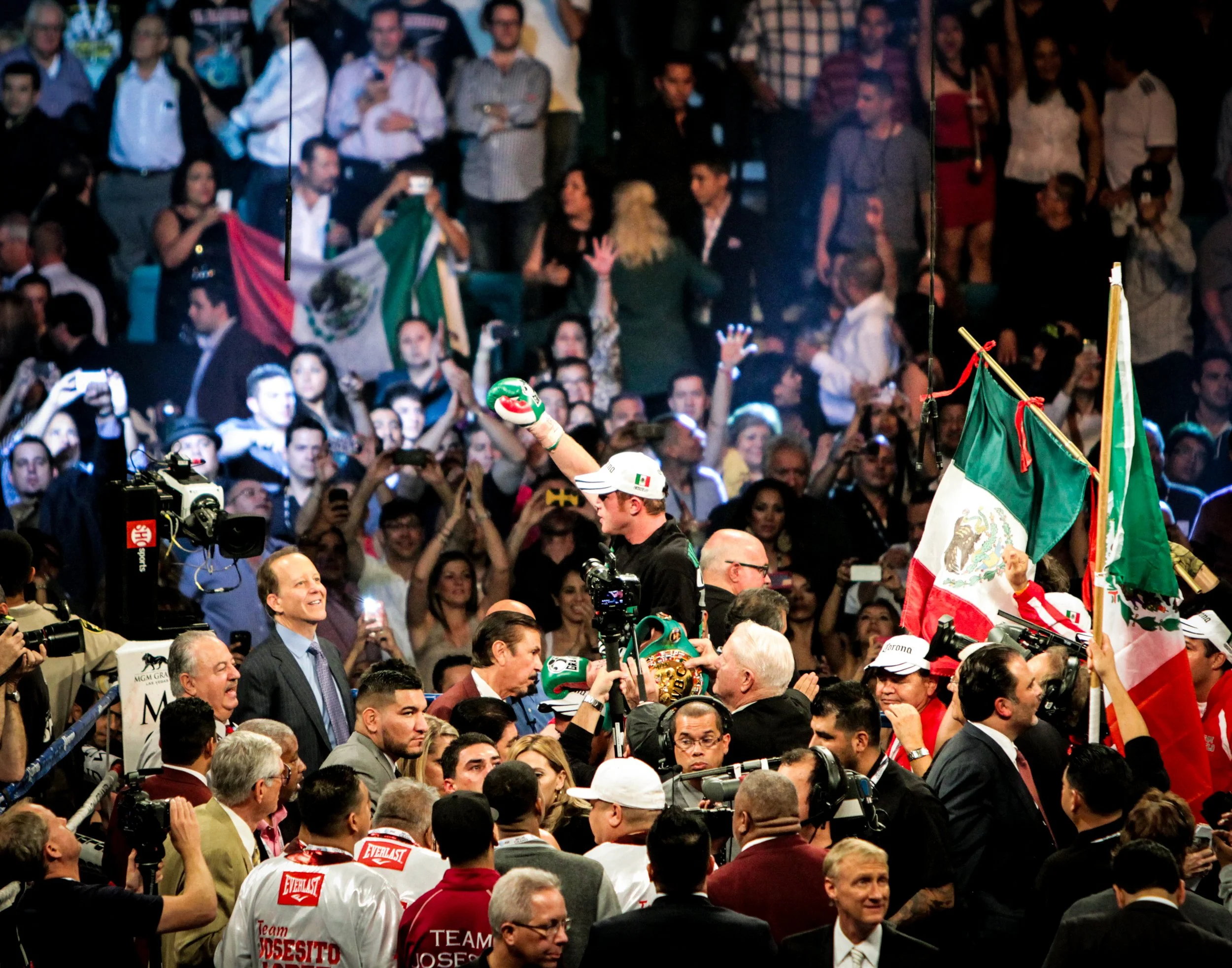 HR_CANELO VS LOPEZ-TRAPPFOTOS-2012-109-3.jpg