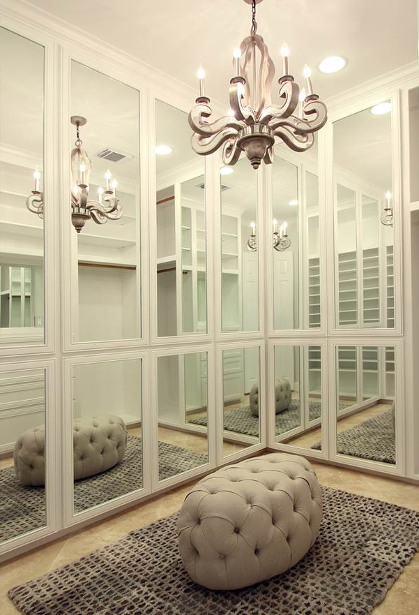 Mirror paneled doors, what a dream closet! 
