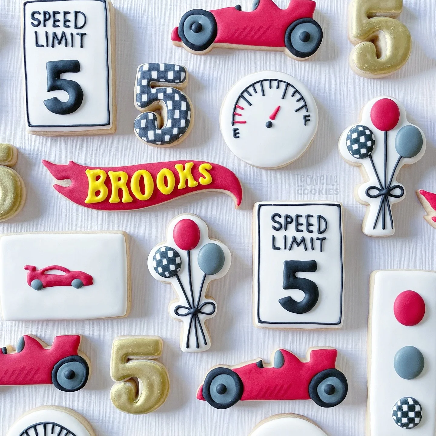 🏎️🏁5️⃣🍪❤️

#leonellecookies #sugarcookies #cookier #royalicing #hotwheels #brooks #five #decoratedcookie #racecar #birthday