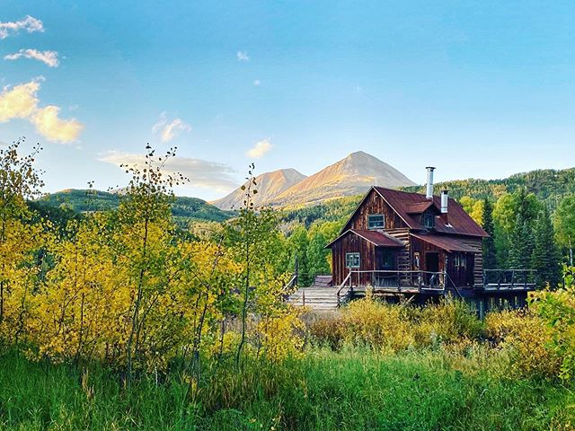 Where am I? @duntonhotsprings - an 1800&rsquo;s ghost town in an alpine valley just southwest of Telluride in Colorado. In what use to be a mining town is now remodeled into a luxury resort that I have fallen in love with. Every single detail is thou