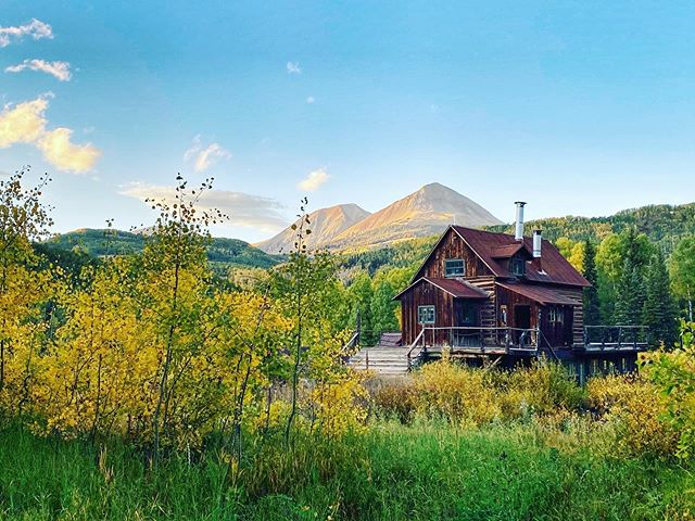 Where am I? @duntonhotsprings - an 1800&rsquo;s ghost town in an alpine valley just southwest of Telluride in Colorado. In what use to be a mining town is now remodeled into a luxury resort that I have fallen in love with. Every single detail is thou