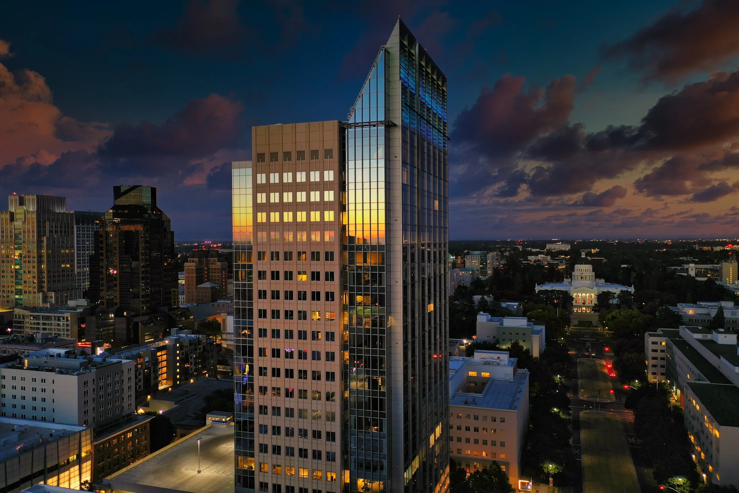  I had an assignment last month to photograph downtown Sacramento from the air. We definitely lucked out with the weather......#california #comercialphotographer #location #california #dji #capital #sacramento #visitsacramento #visitcalifornia #calif