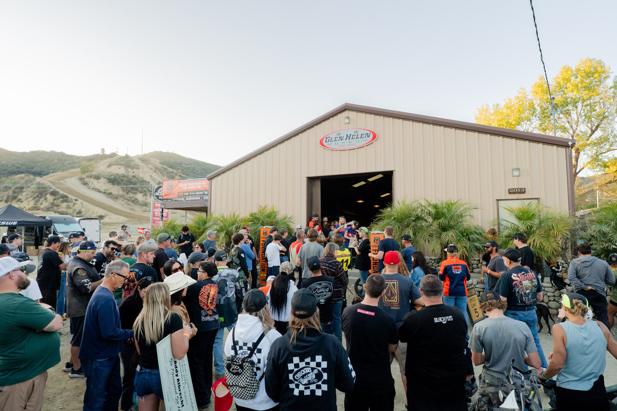 09_crowd-at-the-barn_web.jpg