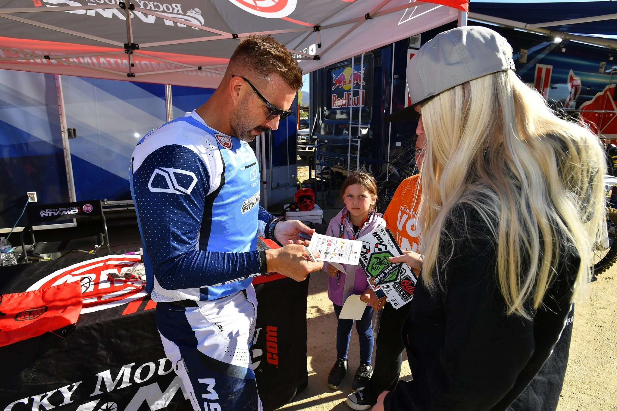 13_sponsor-booth-sticker-handoff_web.jpg