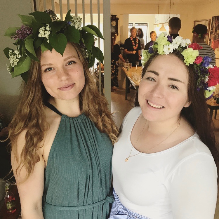 Celebrating Midsummer with new friends and a fresh "midsommarkrans" made with a bit of help from the professionals;) Thanks to Linda and Lotta!