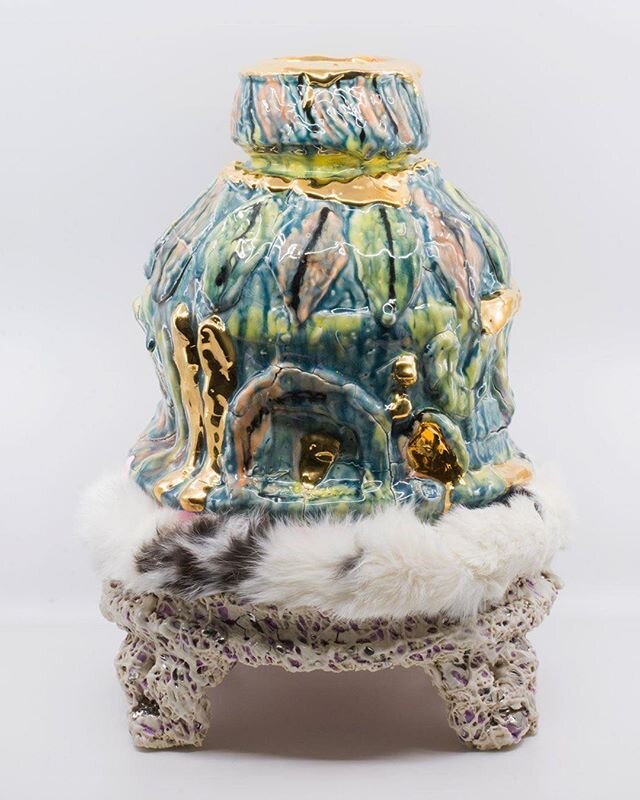 Reliquary 10: Porcelain, rubber, rabbit fur and 18k gold luster, 14&rdquo; x 14&rdquo; x 18&rdquo;, 2020.
&bull;
Part of #inpursuitofameaningfulmark at @mindysolomongallery #andrewcasto @andrewcasto @kadar_brock_studio @josealvarezdopa @alex_mcleod_ 
