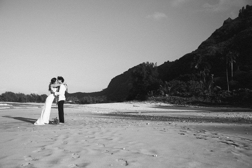 Tunnels Beach Wedding-30.jpg