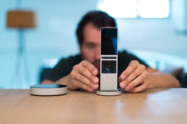 neeo_the_thinking_remote_hometech.jpg