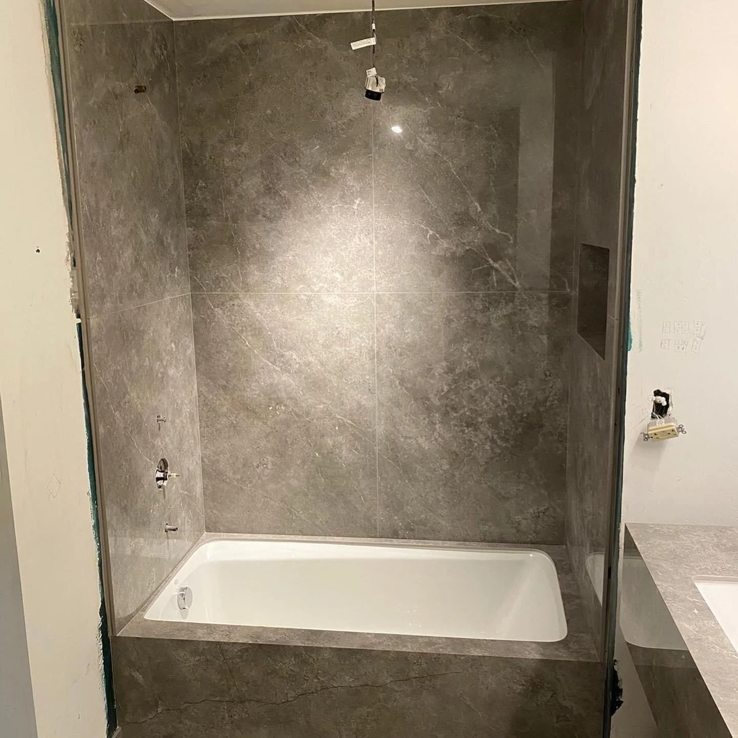 SHOWER WALLS AND TUB DECK