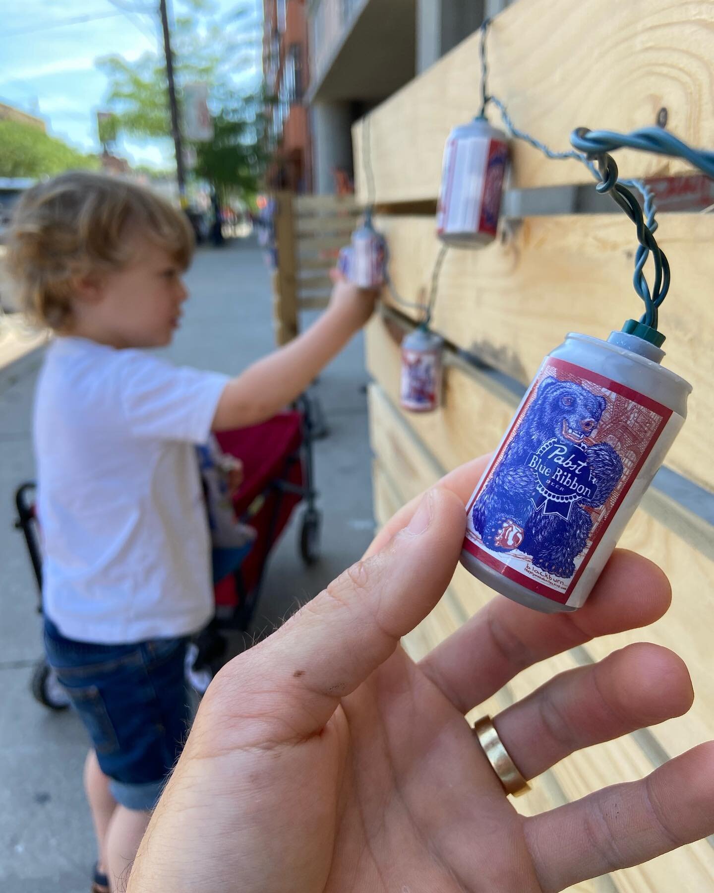 Apparently my PBR can is now a patio lantern. Spotted this yesterday while making the rounds #bearsinthestreets 
.
.
.
.
.
.
.
.
.
.
.
.
.
#jeffblackburn #pbr #pabstblueribbon #ink #inkwork #linework #bears #beer  #brushwork #design #draw #drawing #i