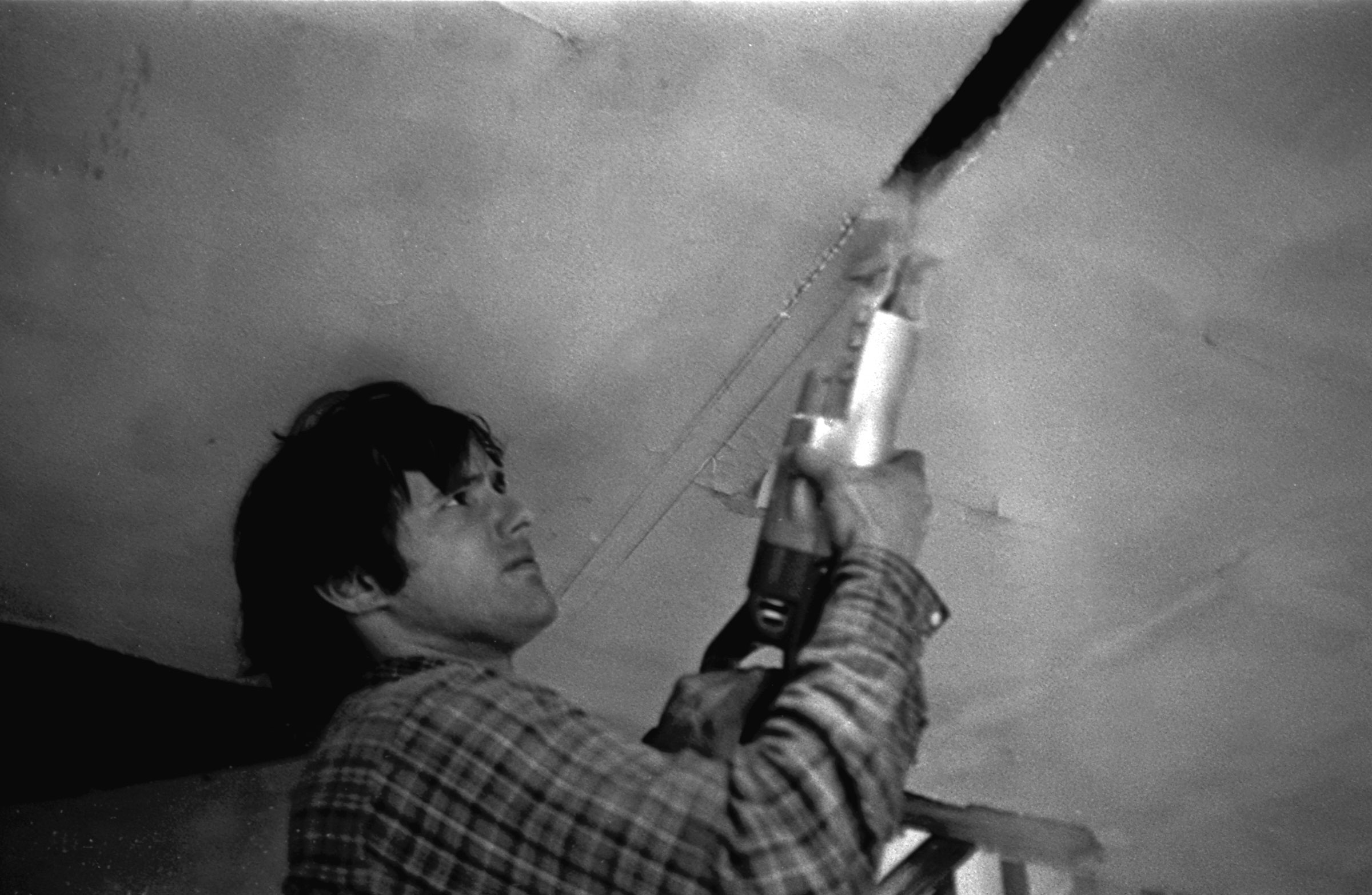 Splitting, 1974 10:50 min, b&w and color, silent, Super 8mm film on video This film documents the first of what Matta-Clark called his “cuttings,” major architectural interventions in which he made holes and incisions into buildings, in this case a house in Englewood, New Jersey. Image courtesy of the Estate of Gordon Matta-Clark and David Zwirner Gallery, © 2017 ARS, New York