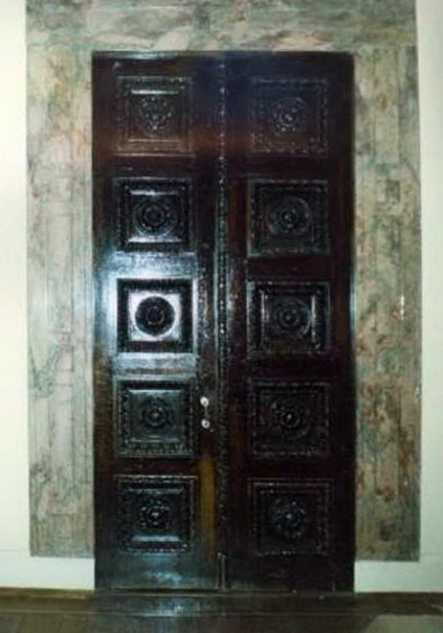 The doors to the main salon with their marble surround