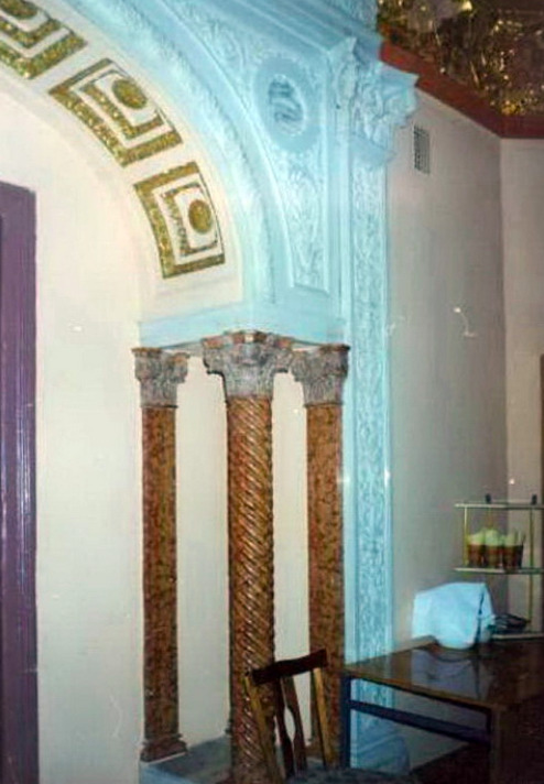 Architectural detail at the end of the main salon