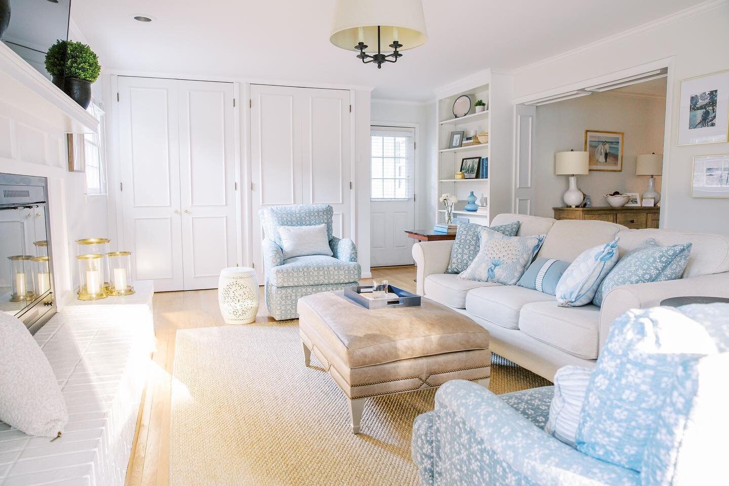 It&rsquo;s that magical late afternoon, happy hour light ✨ 🍸 And if your house is this clean, even better!

A North Hills living room project (with that kid-friendly coffee table!)

📷 @emilymarchpayne

#kelseyleeinteriors #ncdesigner #interiordesig