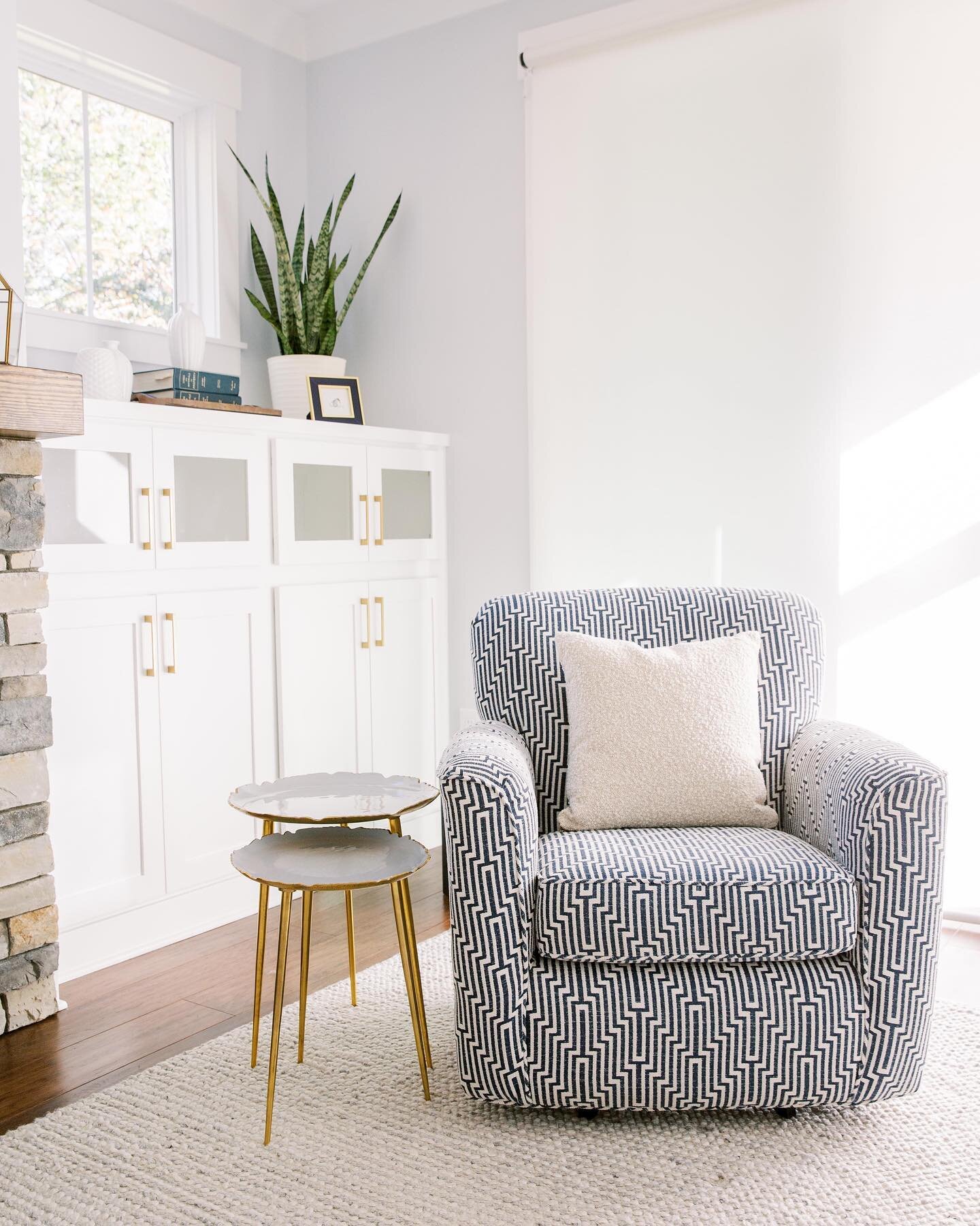 Sittin&rsquo; pretty ✨💁🏼&zwj;♀️

This was my clients&rsquo; existing chair that just needed a makeover to go with the new room design. Swipe for the before! 

📸 @emilymarchpayne 

#kelseyleeinteriors #interiordesign #reupholstery #raleighdesign #b