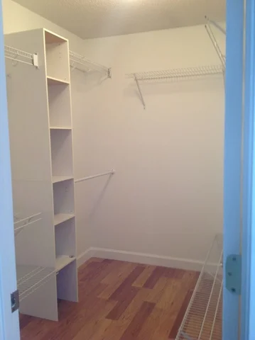  Large walk-in master closet 