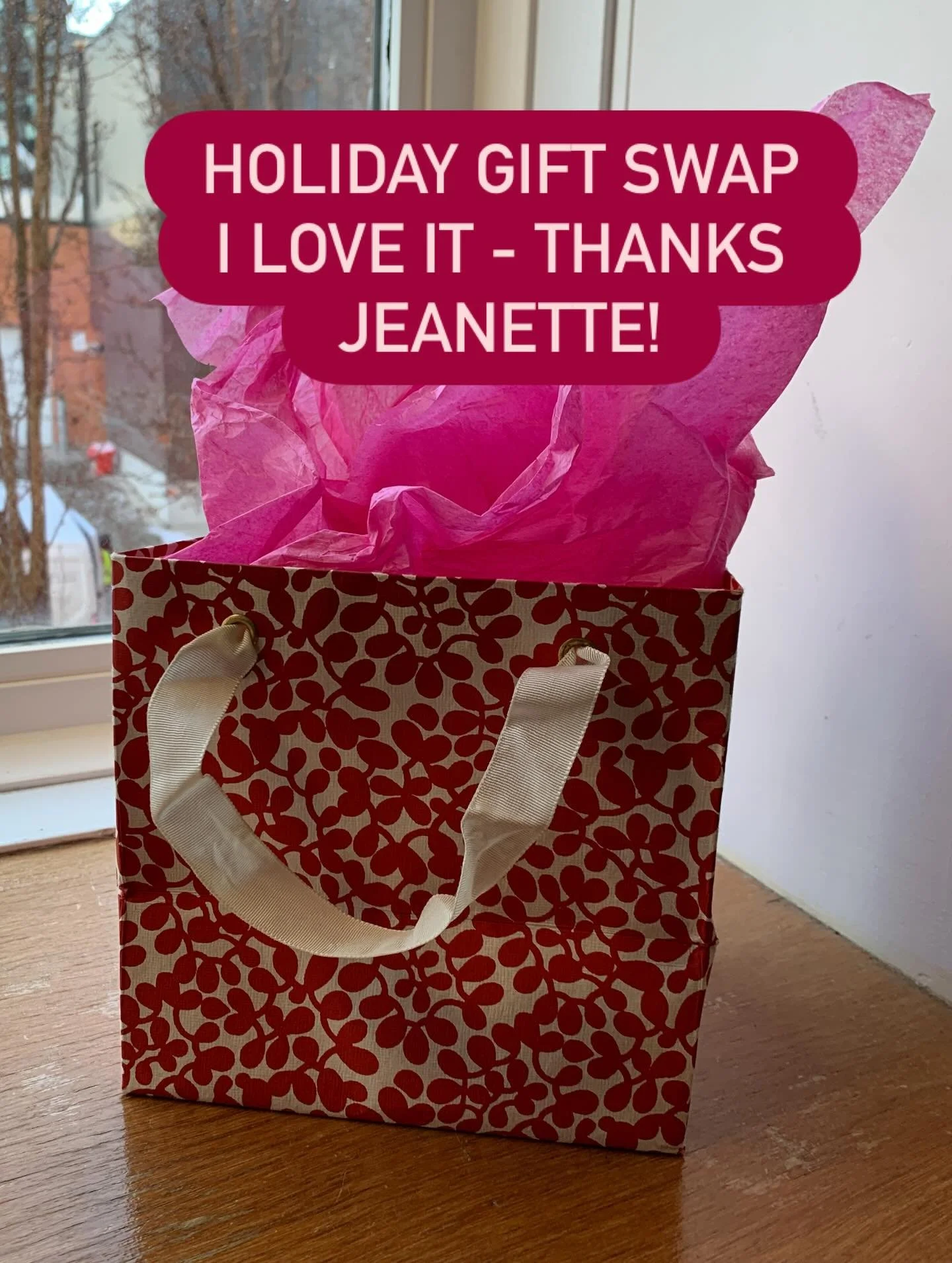 Another fabulous morning networking with amazing women at East End Connected today. Bonus! Holiday gift swap! I got a lovely candle from Jeanette  @arwenora.co made by her friend @sacred.garden.botanics ❤️❤️❤️❤️