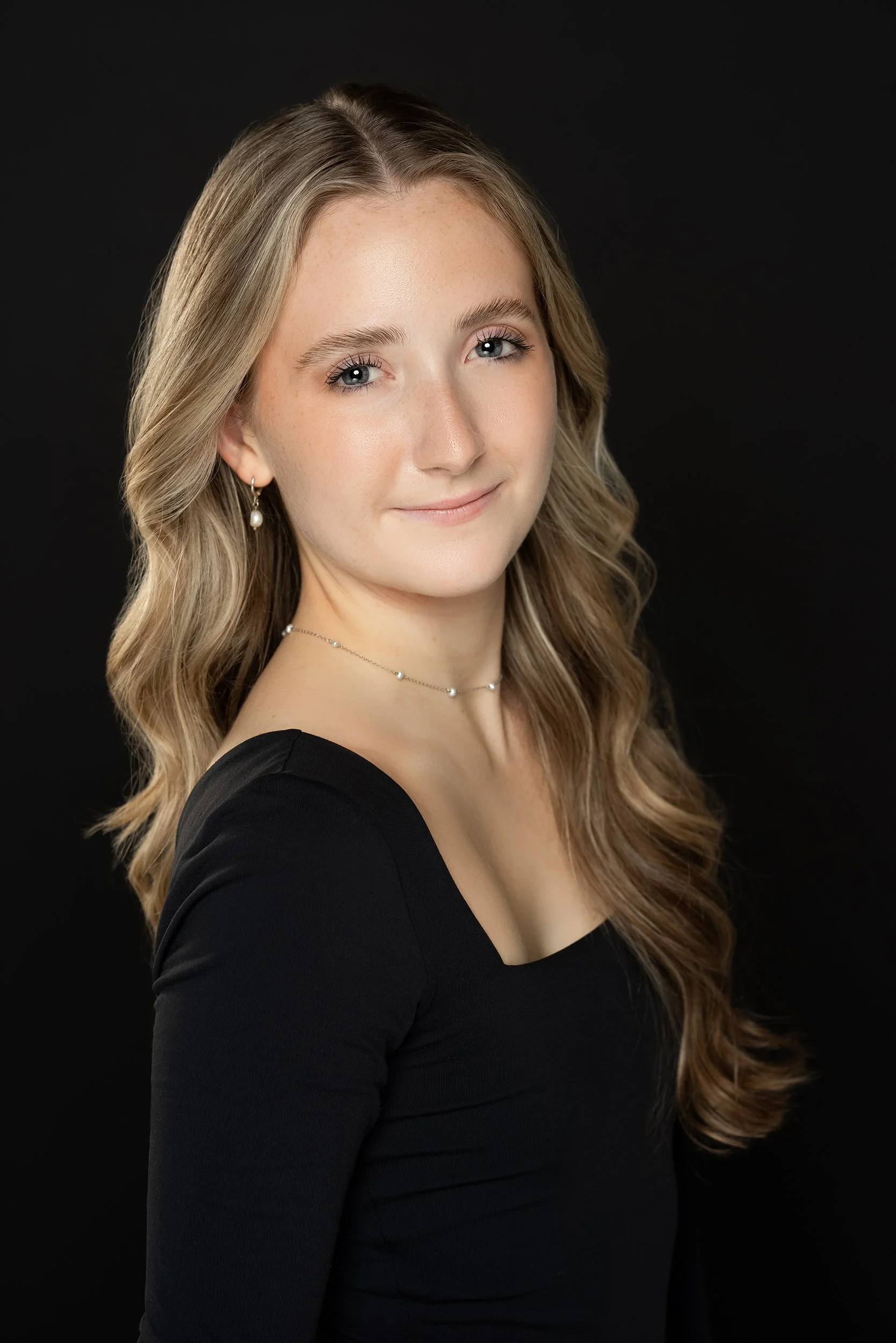 blonde-infront-dark-backdrop-headshot.jpg
