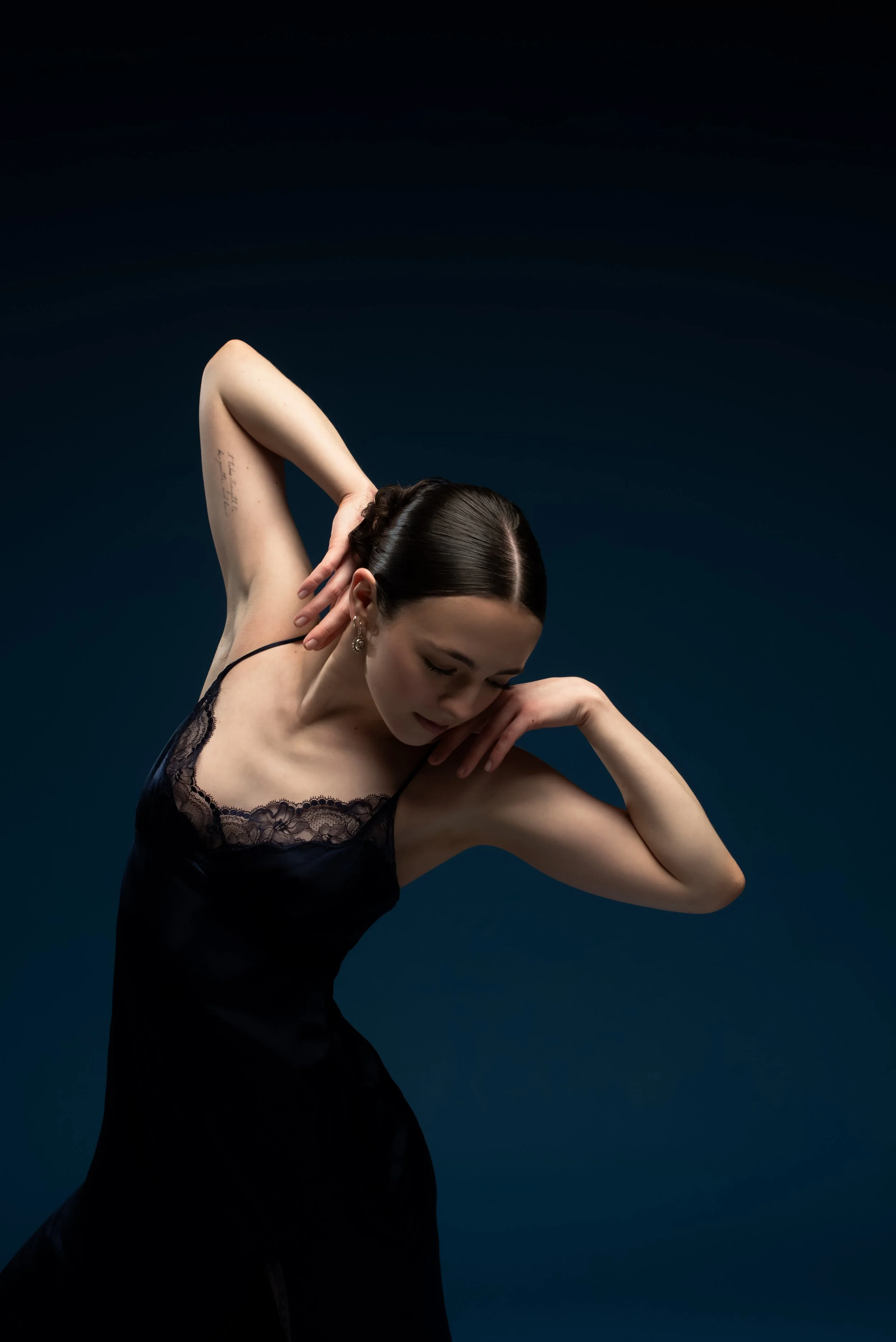 dancer-portrait-navy-backdrop.jpg