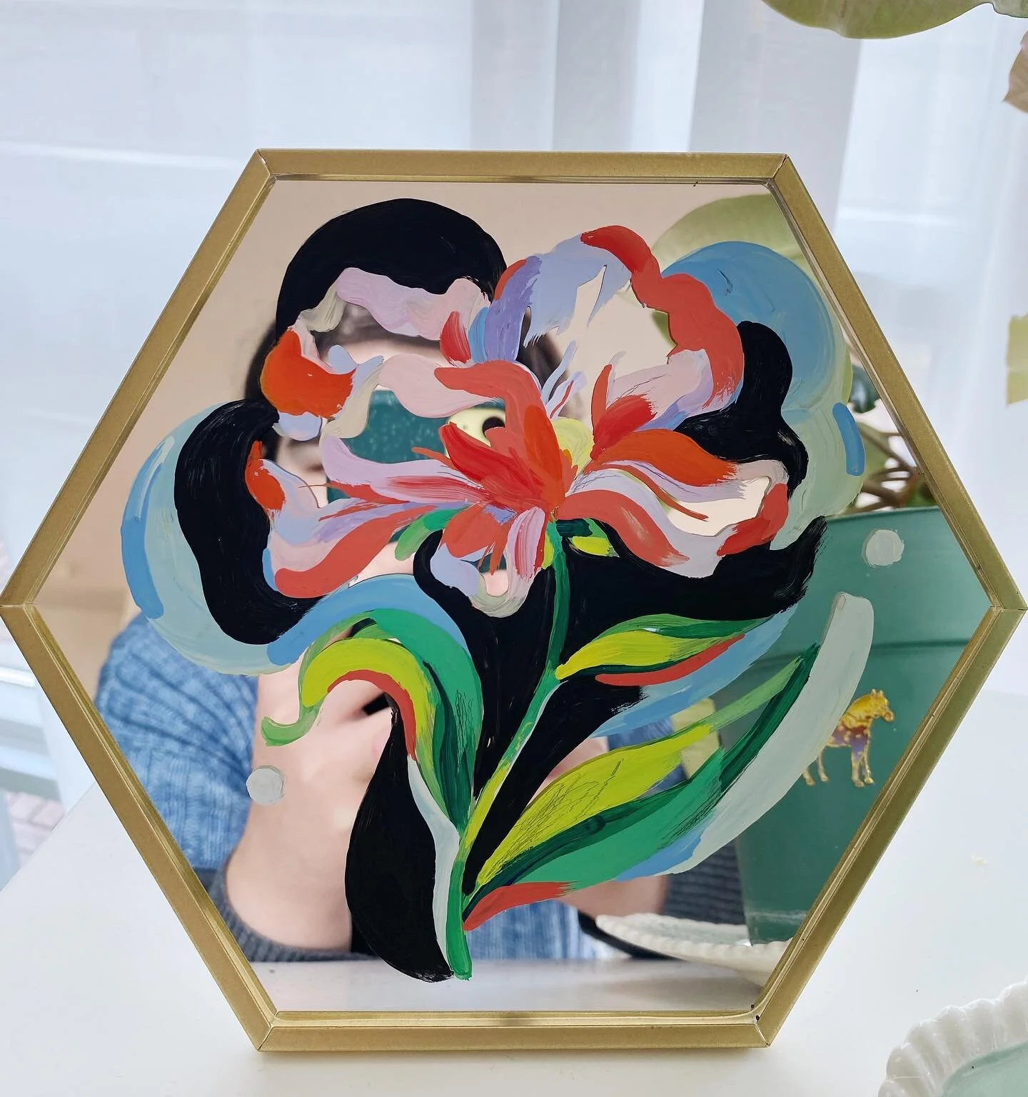 I always wanted to try painting on a mirror after seeing @wentingthings do it. It&rsquo;s difficult but v fun :D

Also I moved! Goodbye Oakville, it was fun 🌻 #illustration #mirror #painting #flower