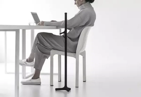 「enea」的把手採用了三軸線的幾何形態,也正是這樣的設計使其可以無需任何額外支撐物就能穩固地垂直豎立在地面上。