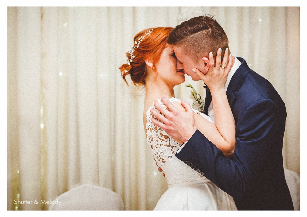 kiss-bridde-groom-reception.jpg