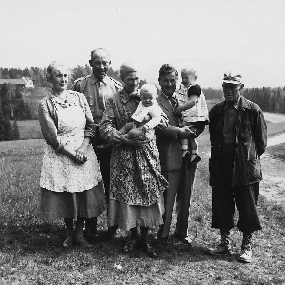 Anna, Gudbrand, Ingeborg med lille Thor på armen, pappa med meg og Ola.