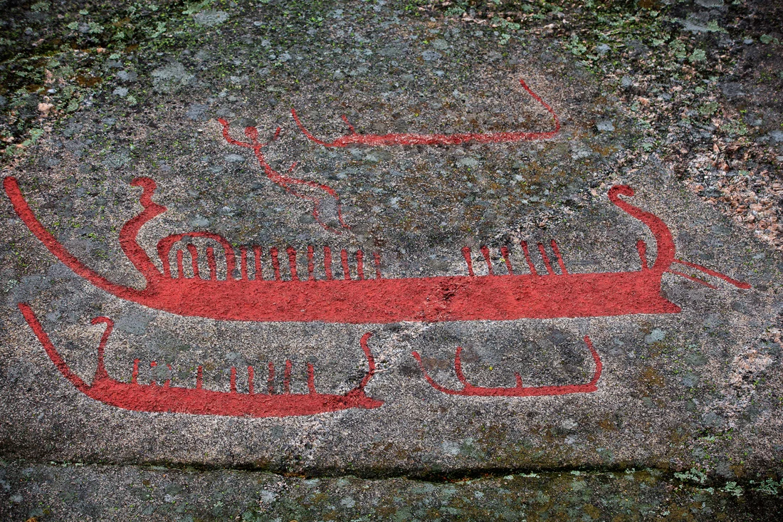 Skip er et mye brukt motiv innen jordbruksristningene. Det er ikke vikingskip som er fremstilt på ristningene, men kanskje en slags forløper for dem. Her fra Hornes feltet.