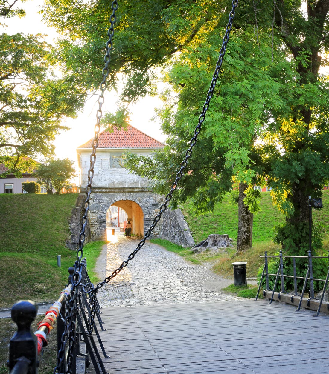 I Fredrikstad går kyststien tvers igjennom Gamlebyen og fortsetter ned til byfergenes brygge ved Glomma.