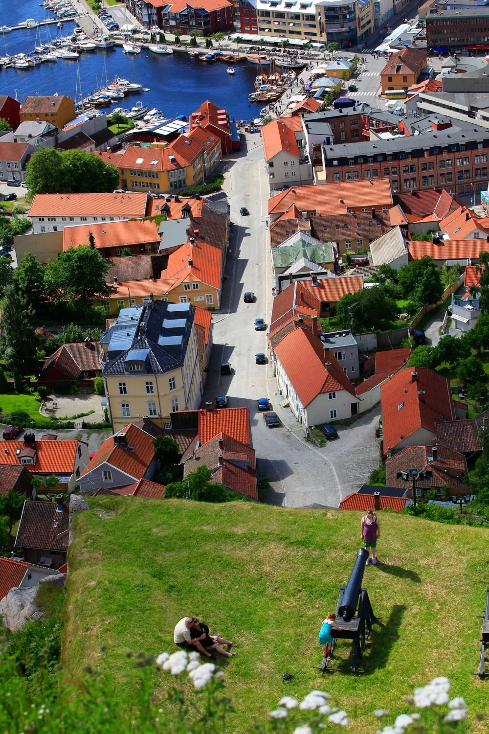 Halden by med alle sine vakre bygninger. Flere av de fine bygningene er i empirestil, og kalles ofte empirebyen.