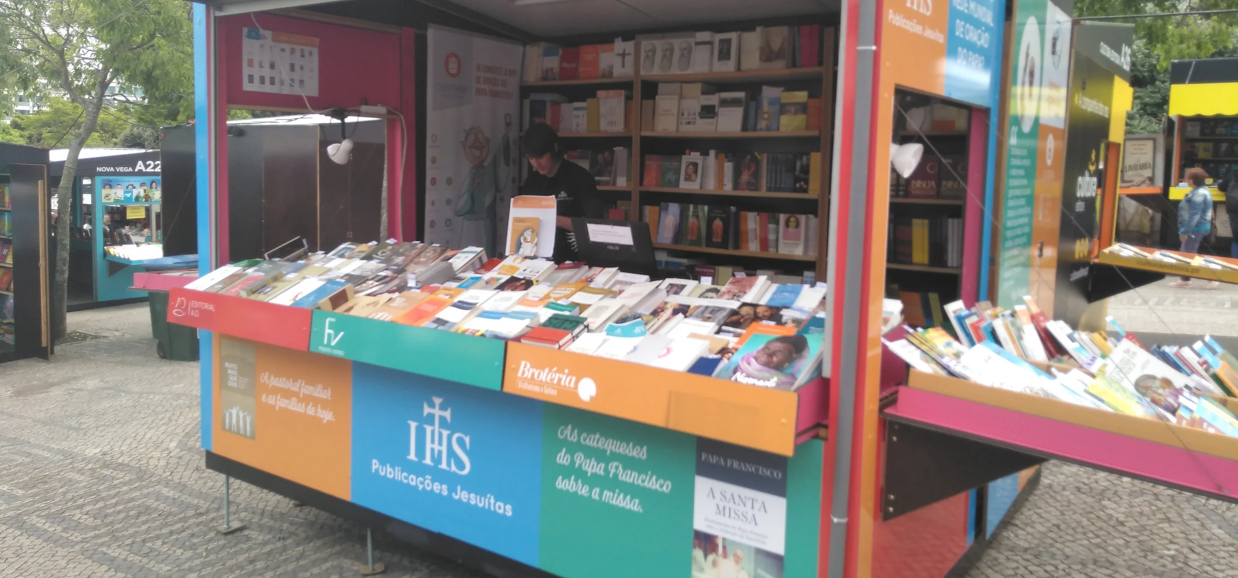 Publicações Jesuítas a postos para a Feira do Livro de Lisboa
