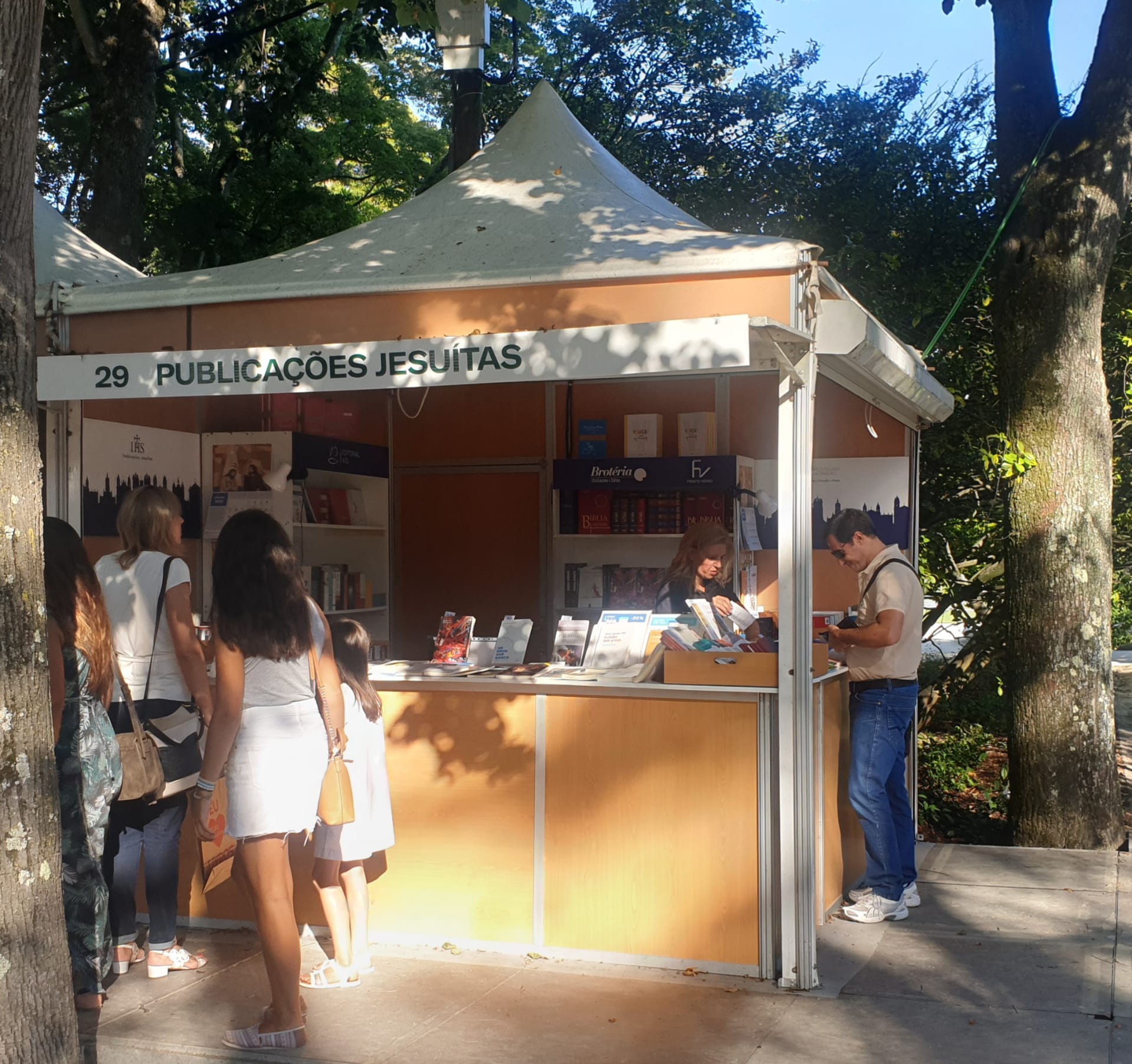 Publicações Jesuítas levam novas edições à Feira do Livro do Porto