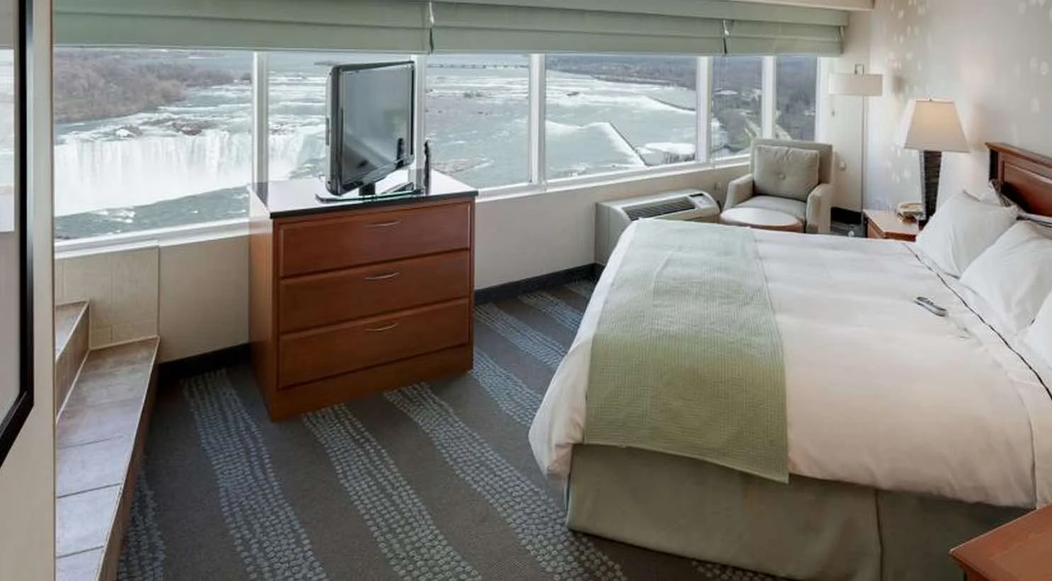 Radisson Hotel & Suites Fallsview (4 Stars)
