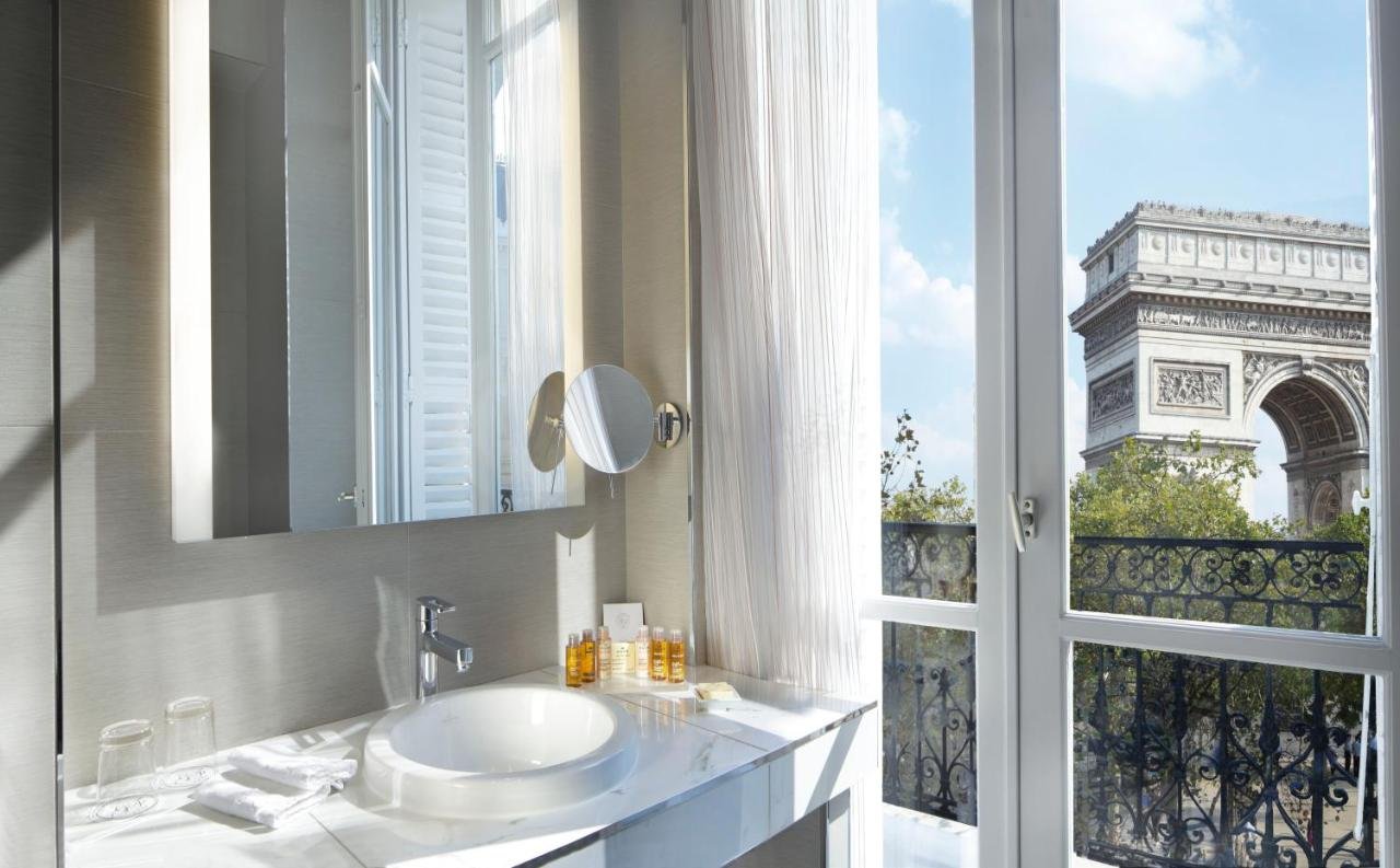Elegant bathroom with a direct view of the Arc de Triomphe