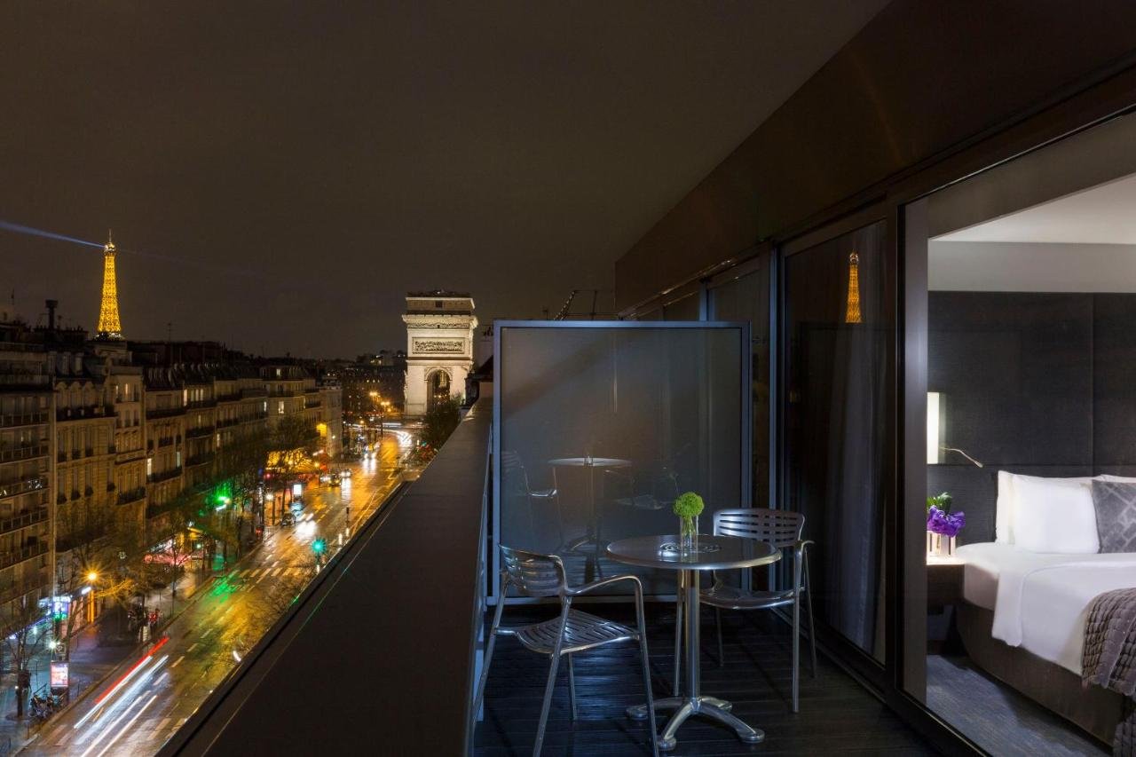 Suite balcony with an Eiffel Tower and Arc de Triomphe View at night