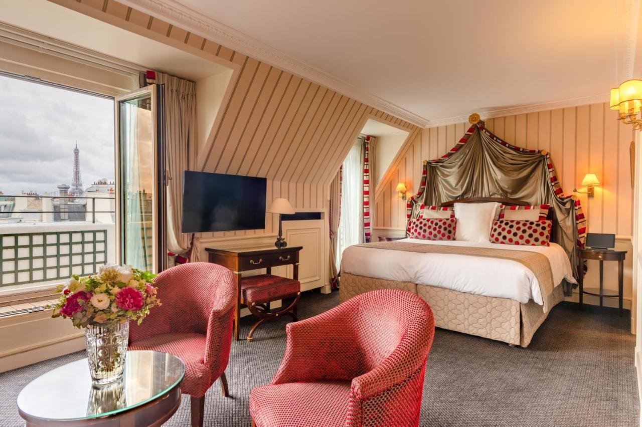 Classic suite with Eiffel Tower view
