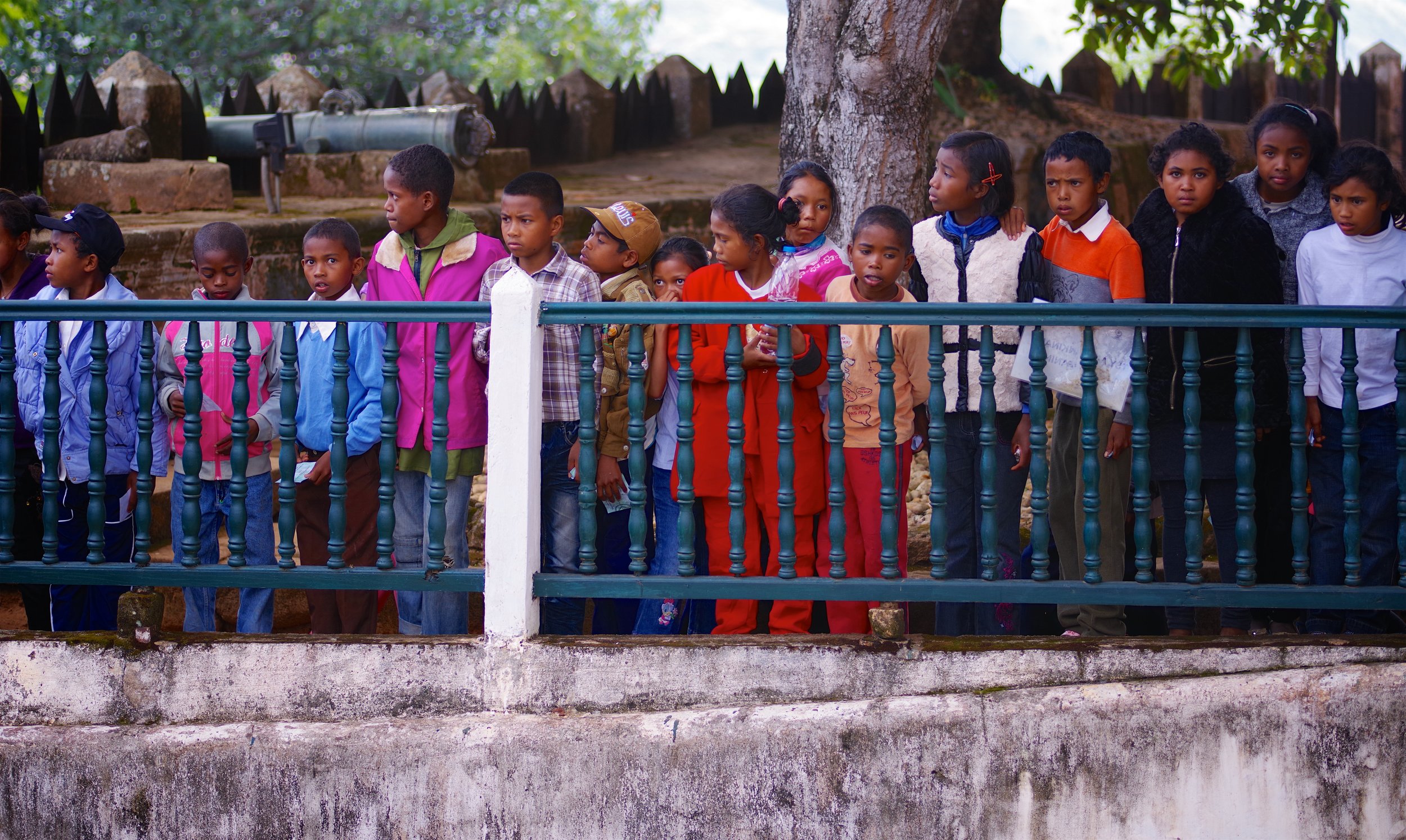 All in Line Visitors peer into the bed chambers of long-gone royal dynasties. School outings turned up at the fort throughout the day.