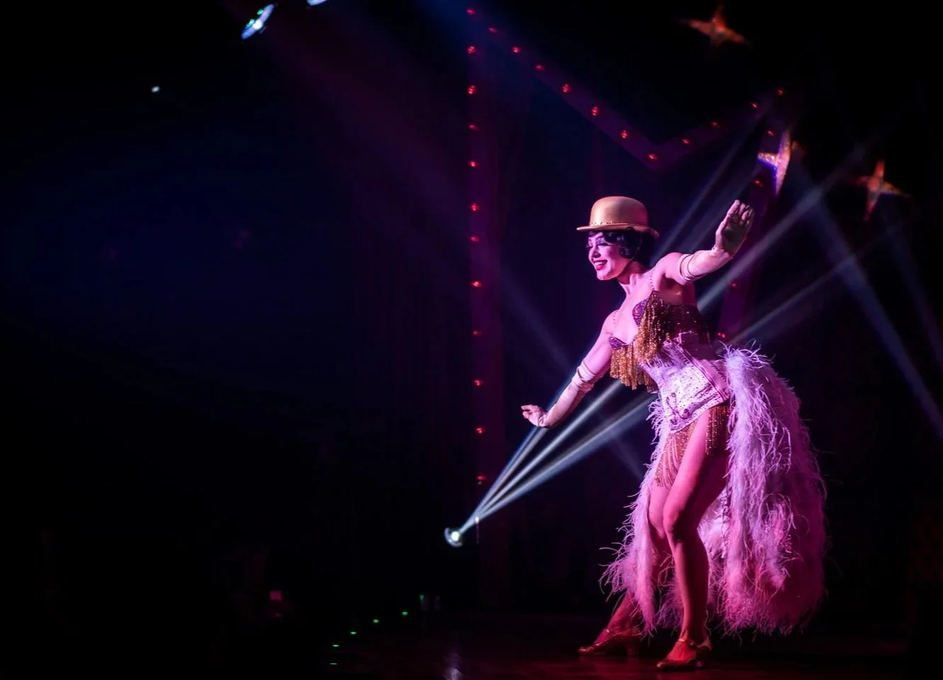 Show dal vivo con performer di cabaret, intrattenimento raffinato per eventi privati e aziendali