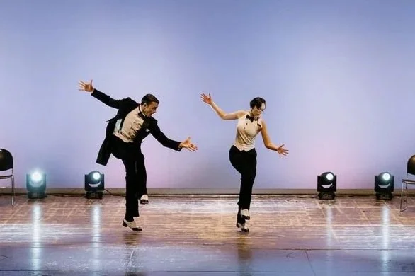 Artisti e ballerini di swing durante un evento di musica dal vivo in Italia, con atmosfera vintage e coinvolgente