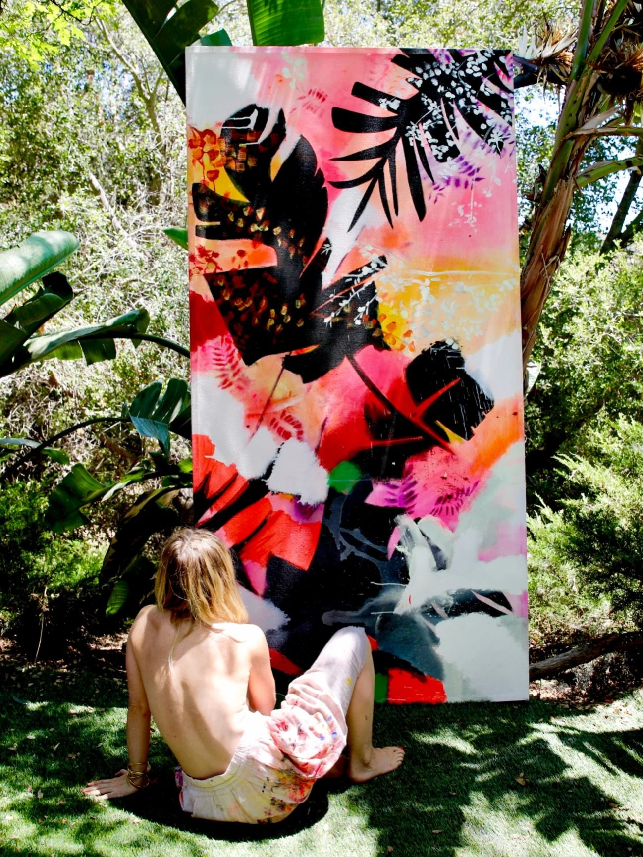 Can you feel spring blossoming? 🌸🌺🌹 

A jungle of colour. Heat in the air. Red palms opening like flames.

RED PALMS (2021) is now on exhibit as Artist of the Month @femaleartsinflorence in Florence - a bold, expressive work inviting colour, warmt