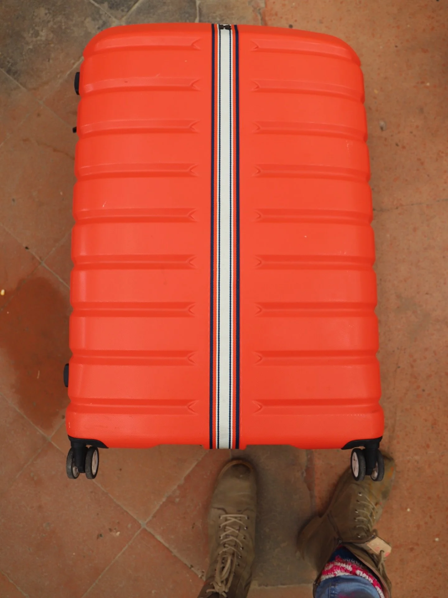 What&rsquo;s inside Pandora&rsquo;s box? 
Open the orange case and dive in&hellip; 
A suitcase of colours and dreams. 

Come with me&hellip;
there&rsquo;s a whole world unfolding. @vittoriacolonnastudio 

#ArtCollectors #contemporaryflorence #BuyArt 