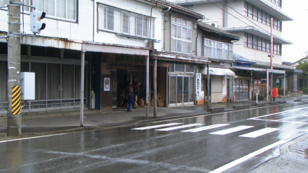 Photo 9 : ... as shopping parades become shabby and deserted ...
